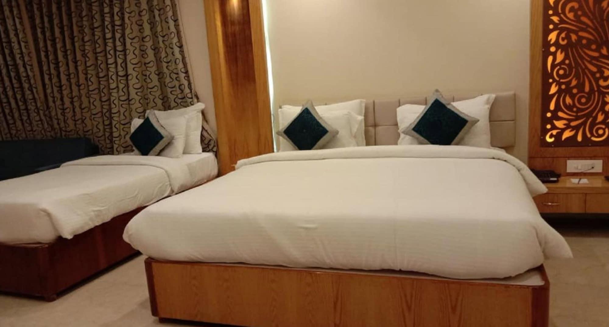 Hotel Tridev Varanasi Exterior photo