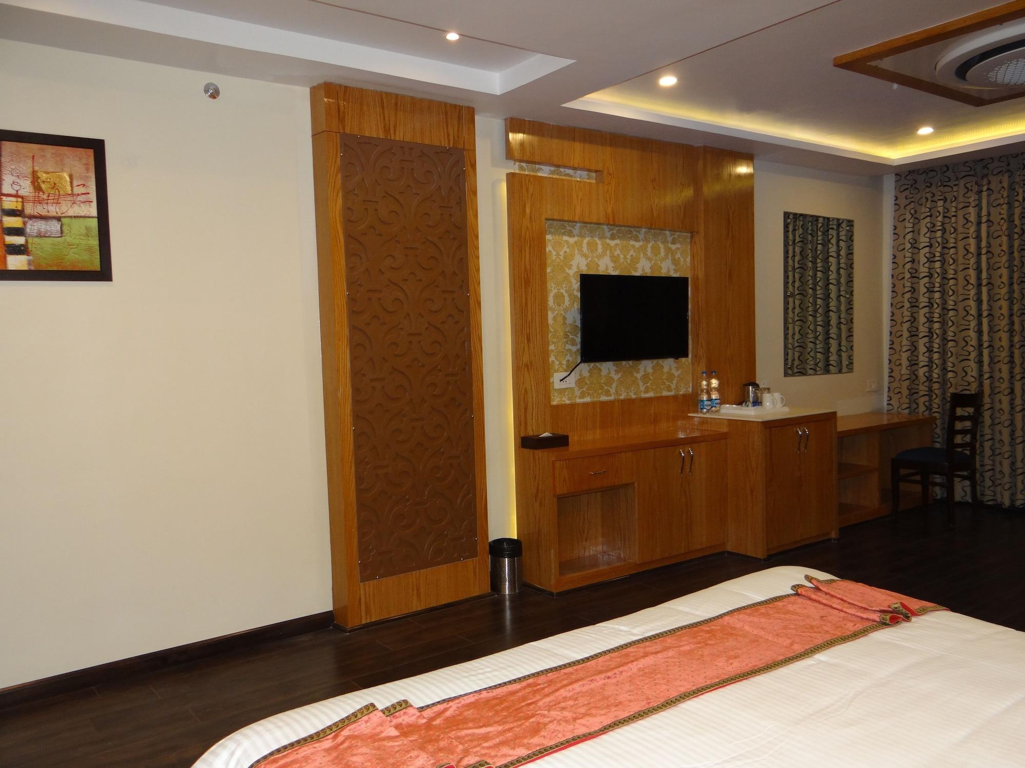Hotel Tridev Varanasi Exterior photo