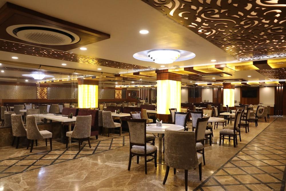 Hotel Tridev Varanasi Exterior photo