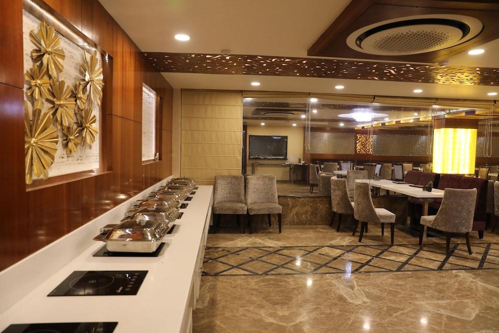 Hotel Tridev Varanasi Exterior photo