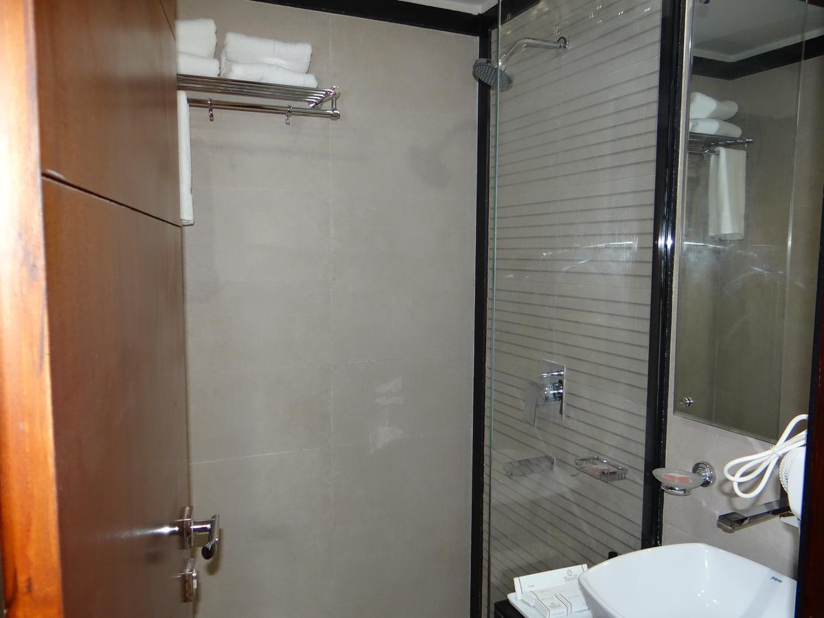 Hotel Tridev Varanasi Exterior photo
