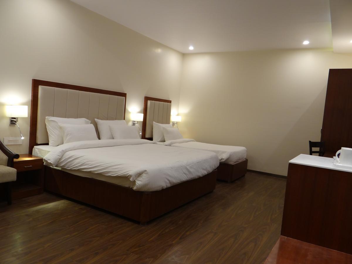 Hotel Tridev Varanasi Exterior photo