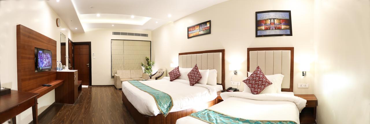 Hotel Tridev Varanasi Exterior photo