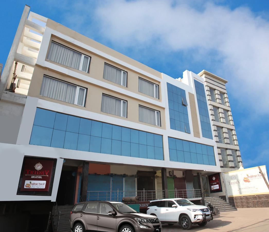Hotel Tridev Varanasi Exterior photo