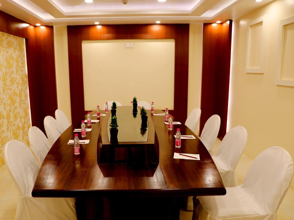 Hotel Tridev Varanasi Exterior photo