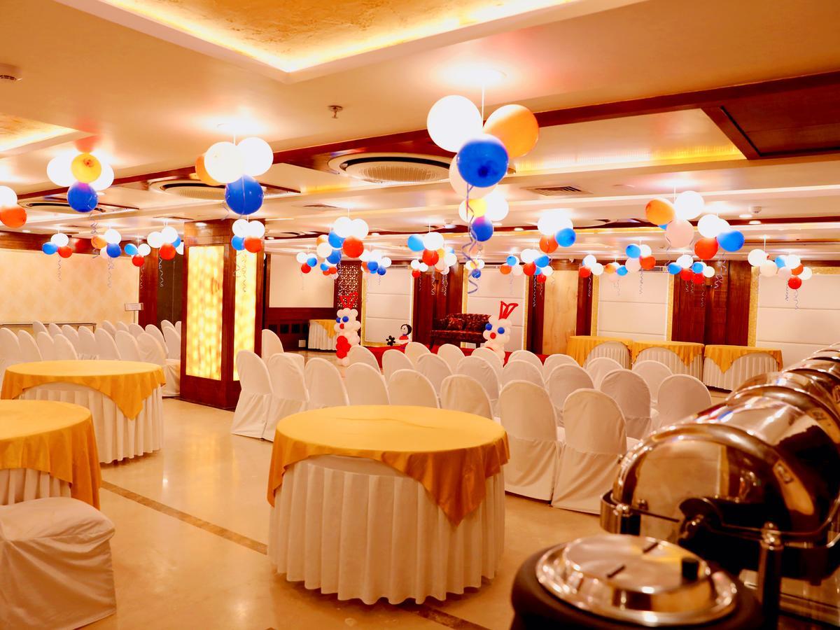Hotel Tridev Varanasi Exterior photo