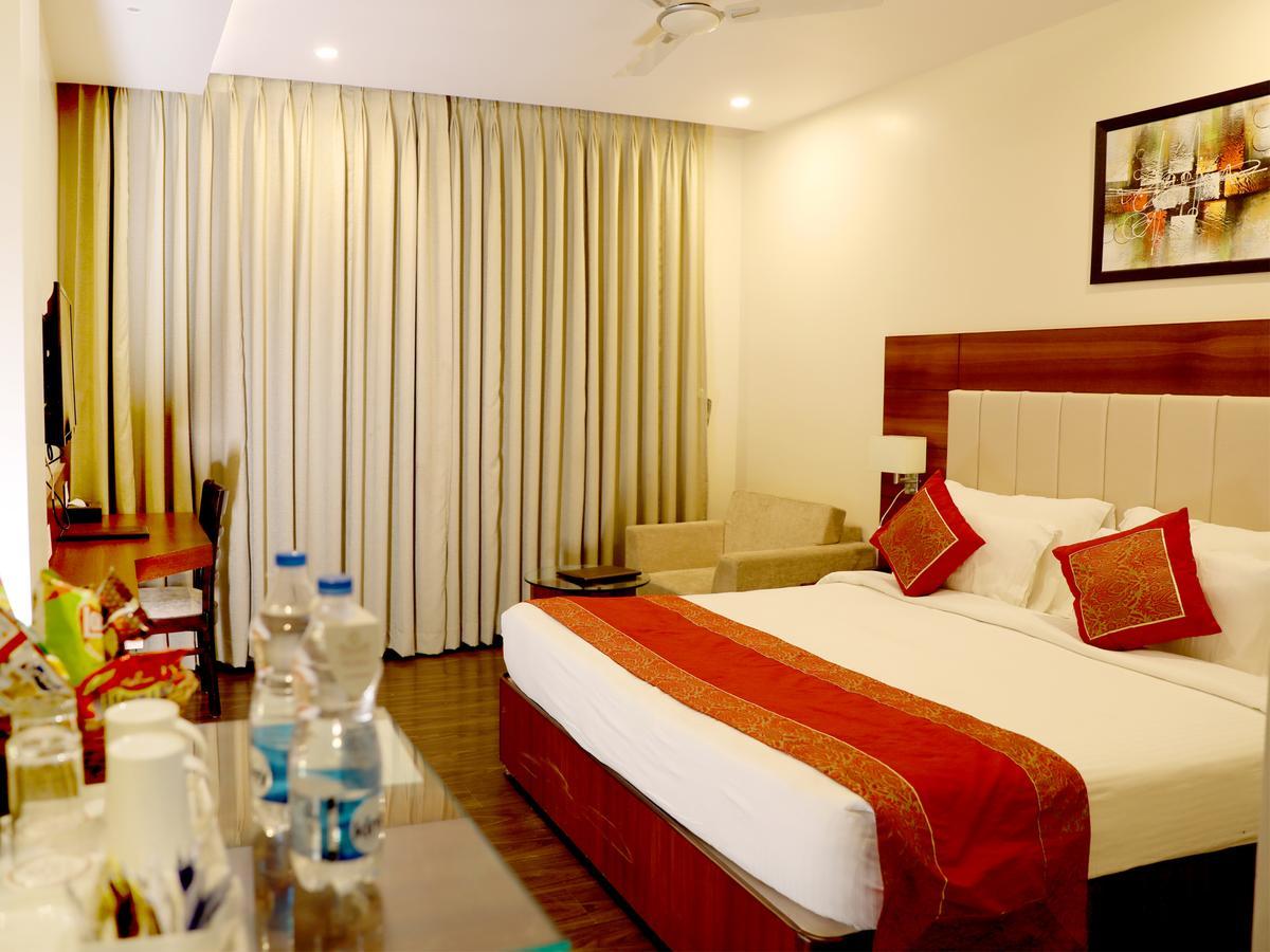 Hotel Tridev Varanasi Exterior photo