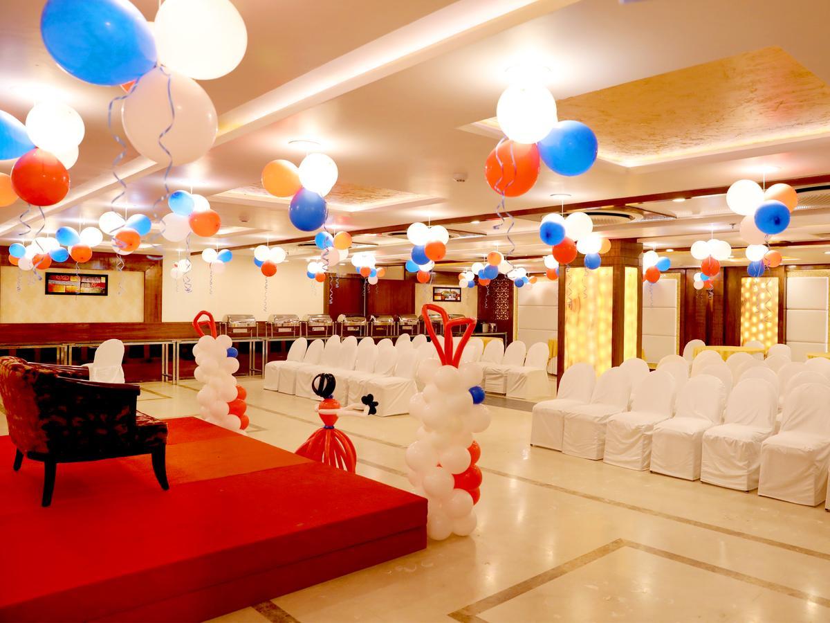 Hotel Tridev Varanasi Exterior photo