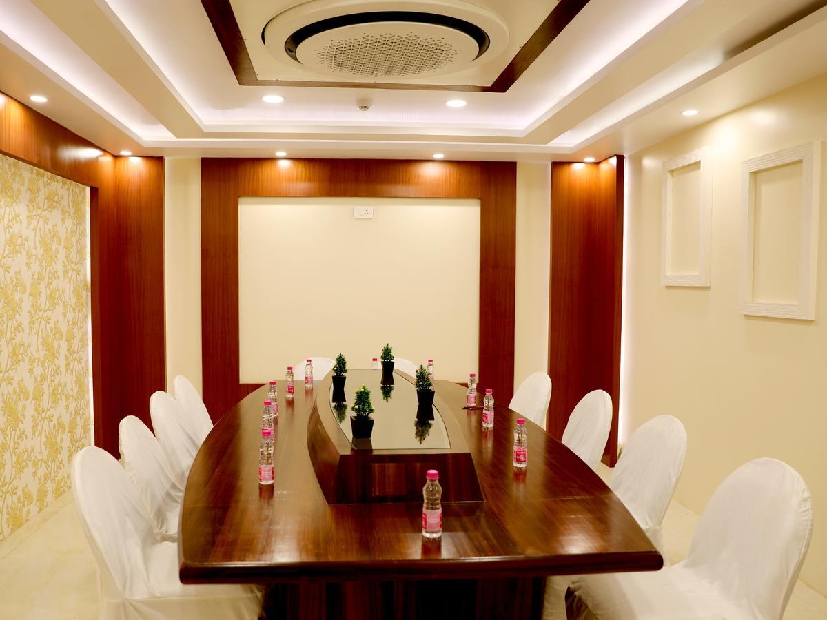 Hotel Tridev Varanasi Exterior photo