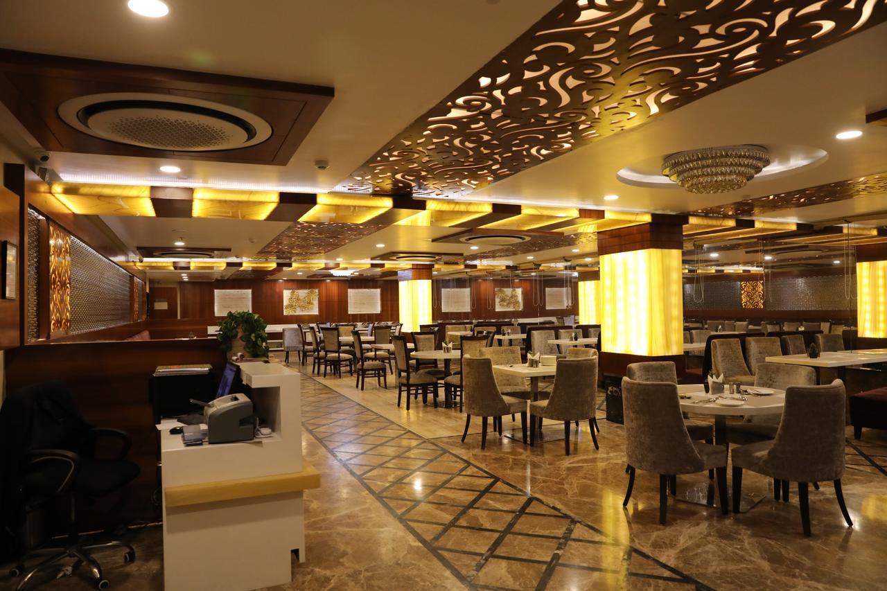 Hotel Tridev Varanasi Exterior photo